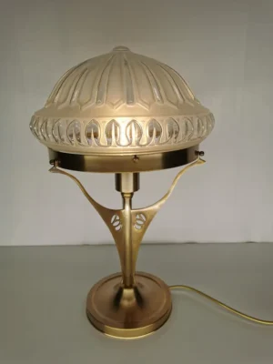 Art nouveau table lamp with gorgeous etched glass shade 272